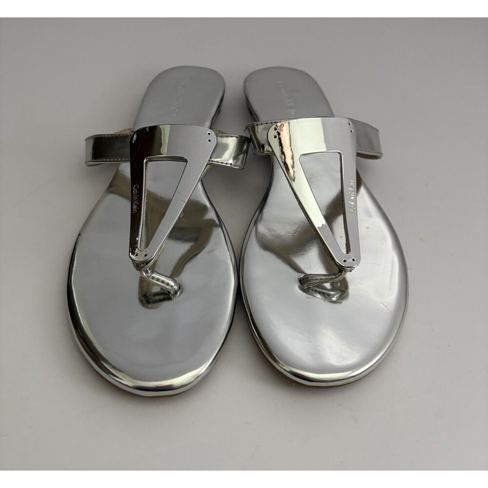 Calvin Klein Sadi Silver Metallic Flat Thong Sandals 7.5M Geometric Plate